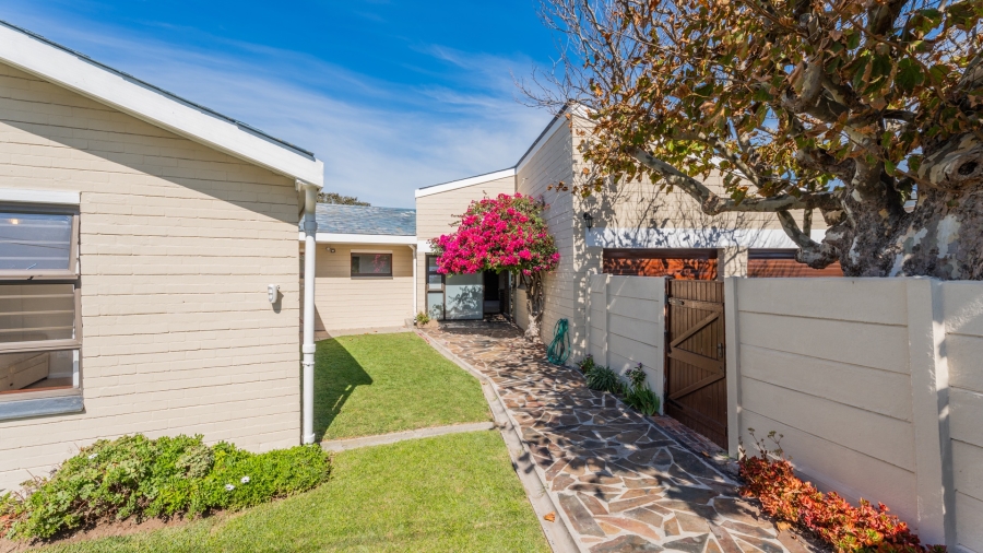 5 Bedroom Property for Sale in Zeekoevlei Western Cape